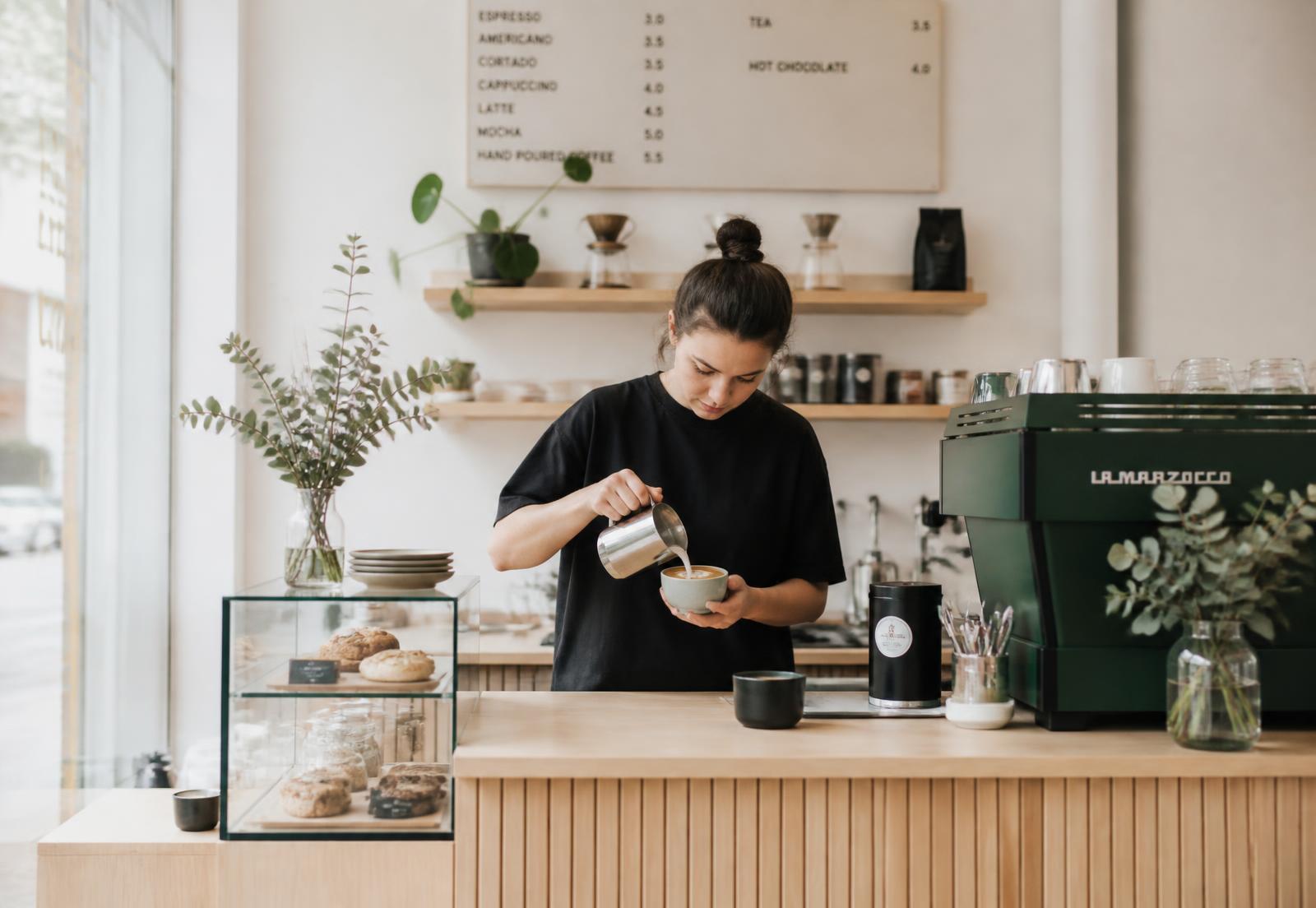 Barista przygotowuje flat white w kawiarni South Coffee